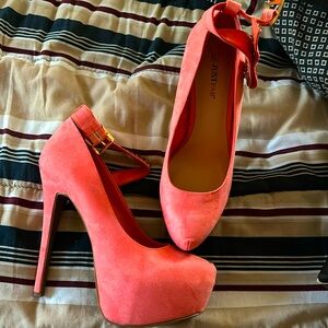 These are Heels size 8 color is Coral. Brand New Never Worn. In Original box
